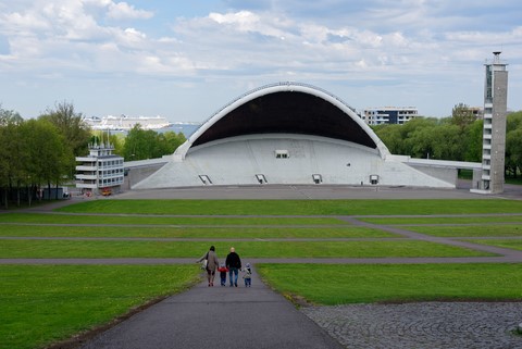 Estonie - Tallinn - La coquille de l'estrade du pré aux chants contient 32000 chanteurs et l'amphithèâtre 250.000 spectateurs.