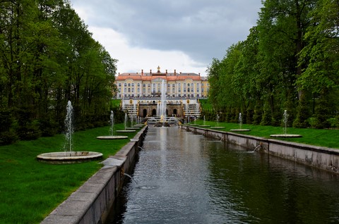 Le palais de Peterhof est situé à Peterhof à environ 25 km du centre de Saint-Pétersbourg, sur la rive sud du golfe de Finlande, bras de la mer Baltique