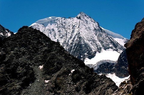 Vue depuis le col de Riedmatten -2919 m - Le Mont Blanc de Cheilon - 3869 m - Le Pas de Chèvres - 2855 m 