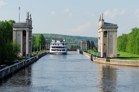 Le canal avec ses écluses